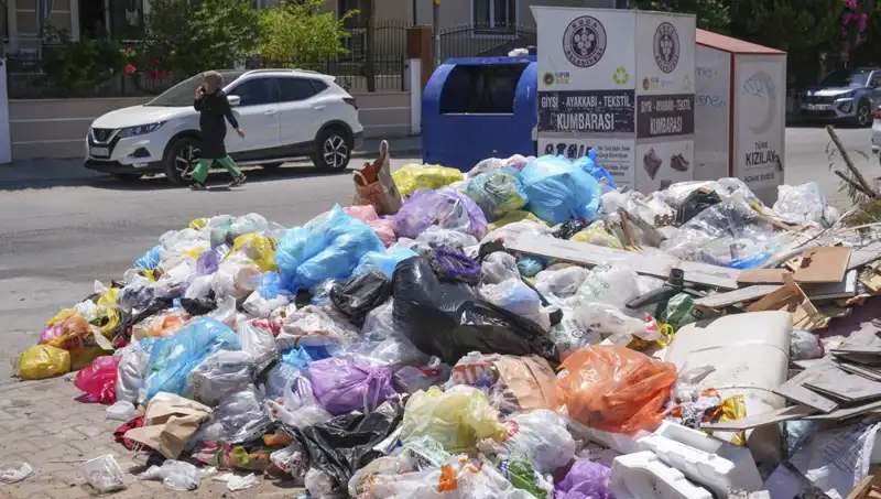 İzmir'de Çöp Dağları Büyüyor: Çözüm Bulunamıyor Mu?