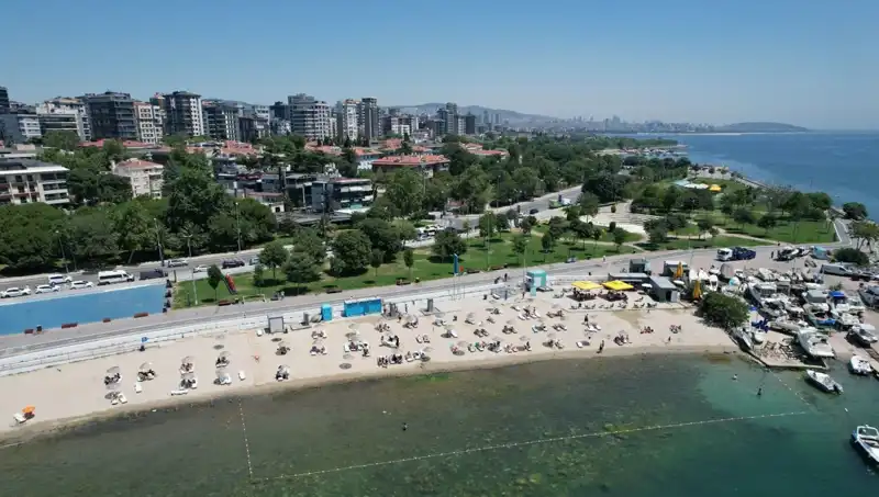 İstanbul'da Sıcak Hava Etkisini Gösterdi: Caddebostan Sahili Dolu Dolu