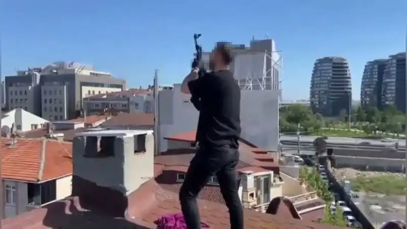 İstanbul'da Dram: Çati Hırsızlığı, Bacadan AK-47 Çıktı!