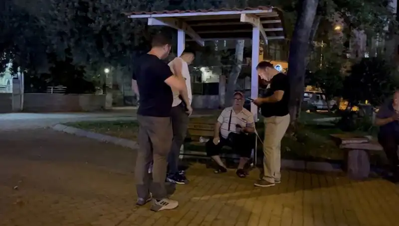 Kısmı Görme Kaybı Olan Adamın Telefonunu Çalan Hırsızlar Güvenlik Kameralarına Yakalandı