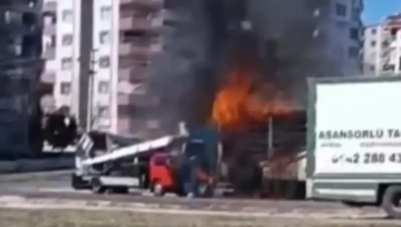 Alev Alan TIR'ın Görüntüleri Korku Dolu Anlar Yaratıyor