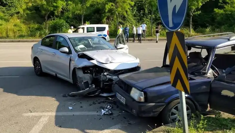 Görele'de Sarsıcı Kaza: Araç Camından Fırlayan Sürücünün Hayatı Tehlikede