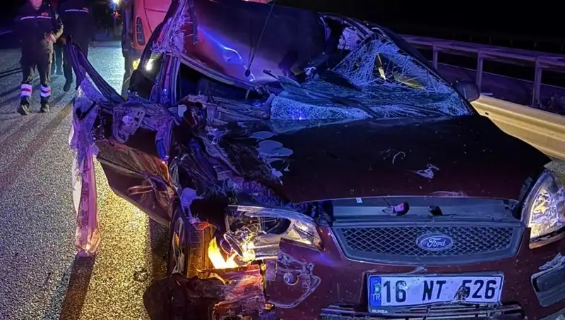 Afyonkarahisar'da Otomobil ile TIR Çarpıştı: 4 Yaralı, Kaza Anı Gözler Önünde