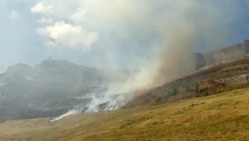 Kars Kalesi'nin Eteklerinde Anız Yangını: Doğa ve Tarih Tehlikede!