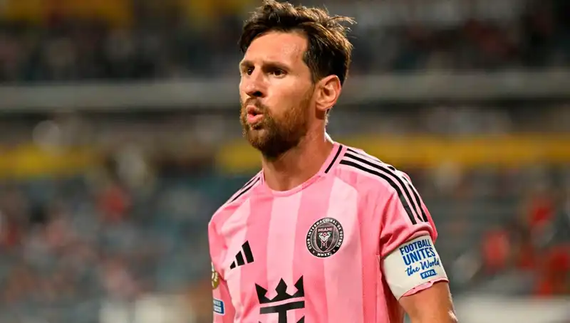 Messi, Yeni Takımında İlk Maçındaki Şoku Yaşadı: Direkten Dönen Son Dakika Şutu!