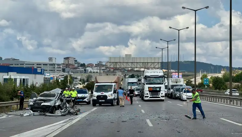 Otoyolda Korkunç Kaza: Üç Kişi Araçta Sıkıştı ve Trafik Felç Oldu