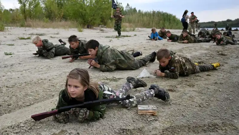 Rusya’da Savaşçılar: 8 Yaşındaki Çocuklar Askeri Kamp Eğitimi Alıyor