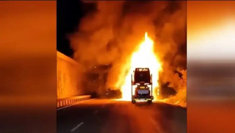 Otomobil Yüklü Tırda Çıkan Yangın: 8 Araç Alevlere Teslim Oldu