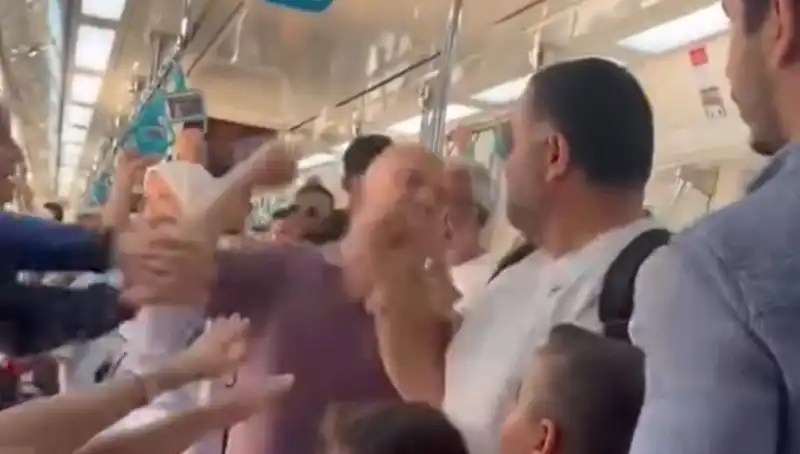 Marmaray'da Çıkan Yumruklu Kavga Yolcuları Şok Etti
