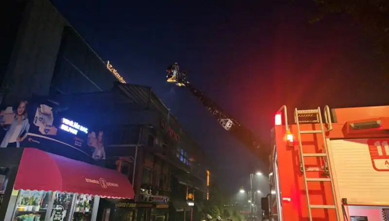 Beşiktaş'ta 3 Katlı Restoran Alev Alev Yandı: Yangın Neden Çıktı?