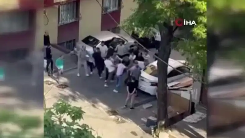 Kapıları Zorlayan Madde Bağımlısına Mahalle Sakinlerinden Meydan Dayakları