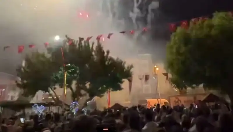 Havai Fiçek Gösterisi, 11 Kişiyi Hastanelik Etti: Ayrıntılar Üzerine Merak Edilenler