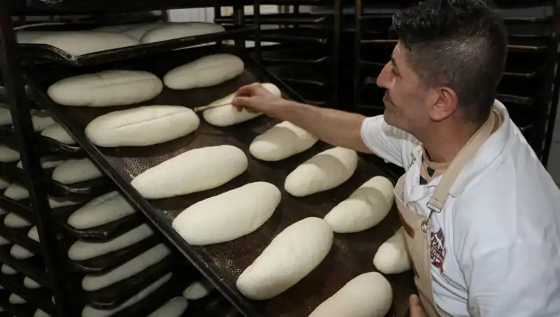 45 Derecede Zorlu Mesai: 250 Derecelik Fırınların Önünde Ekmek Üretenler