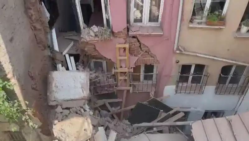 İstanbul'da Feci Kaza: Üç Katlı Binanın Balkonu Çöktü, Yaralılar Var!