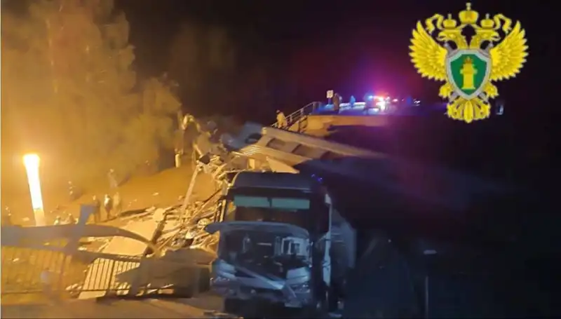 Rusya'da Feci Kaza: Köprü Tren Üzerine Çöktü, Can Kayıpları Yaşandı
