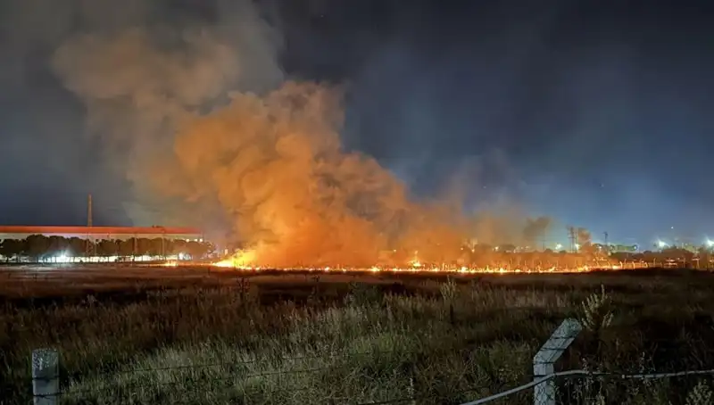 İzmir'de Gece Yarısı Yangın Paniği: Vatandaşlar Sıçrama Korkusuyla Sokağa Döküldü