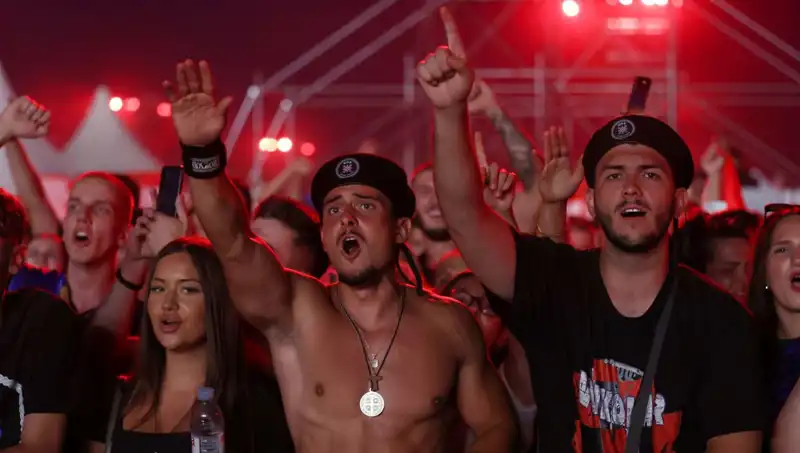 Thompson'un Konserinde Şok Eden Nazi Selamı Skandalı!