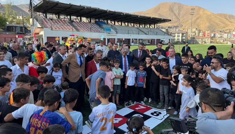 Hakkari'de Renkli Anlarla Dolu Anadolu Şenliği Coşkusu Yaşanıyor