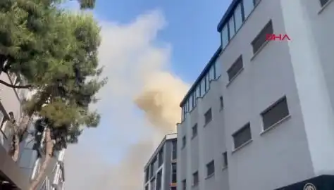 İstanbul'da İş Merkezinde Çıkan Yangın, Müdahale Ekibi Olay Yerinde