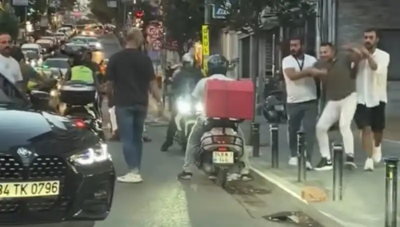 Nişantaşı'nda Yol Verme Kavgası: Sopalı Tartışma Büyüdü, Kadın Panik İçinde