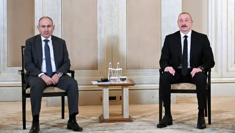Aliyev ve Paşinyan, Abu Dabi'de Barışı Sağlamak İçin Tarihi Bir Toplantı Gerçekleştirdi