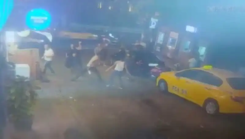 Beyoğlu’ndaki Laf Atma Kavgasında Kanlı Çatışma: Şok Edici Olay