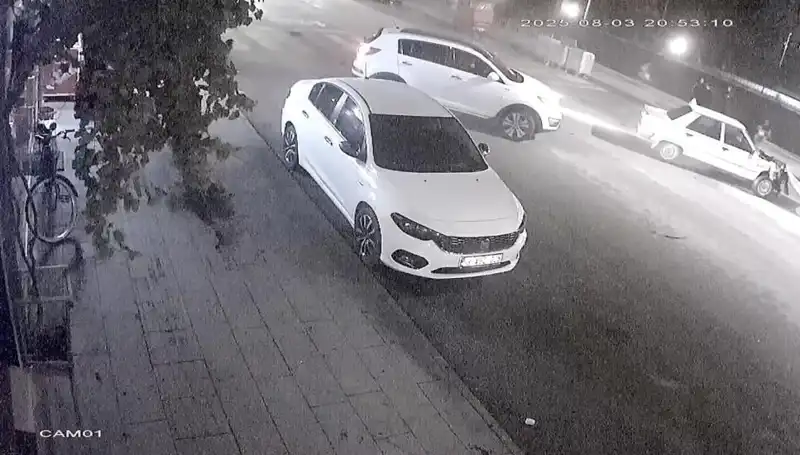 Yaya Geçidinde Yaşanan Kaza, Yayaya Yol Vermek İsteyen Sürücüyü Fırsat Etti