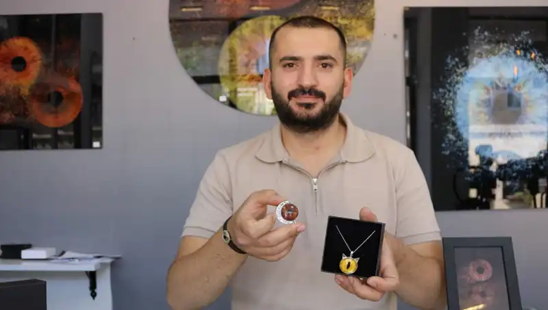 Çektiği İris Fotoğraflarını Takı ve Tabloya Dönüştüren Sanatçı: “İlk Uygulayan Kişi Benim”