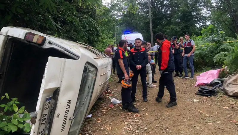 Rize'de Yamaçtan Yuvarlanan Minibüs Kazasında İki Hayat Gitti, Üç Kişi Yaralandı