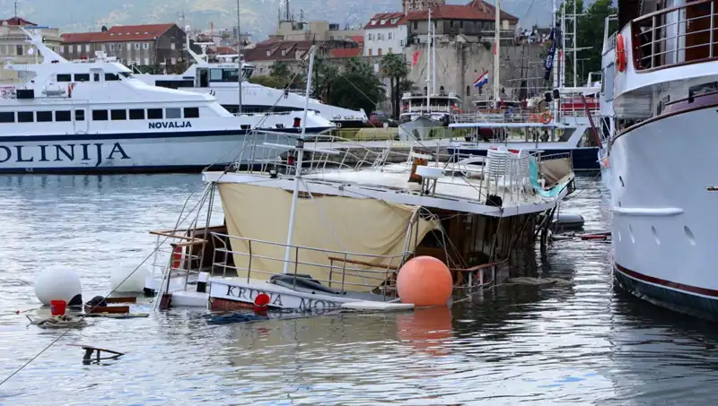 Hırvatistan'da Fırtına Gemi Kazasına Neden Oldu: Feribot, Gemiye Çarptı