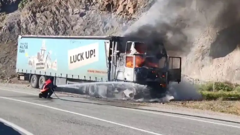 Seyir Halindeki TIR Alev Alev Yandı, Trafik Kartepe’de Kilitlendi!