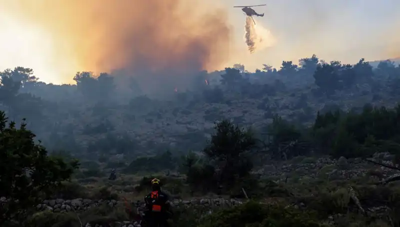 Eğriboz Adası'nda Şiddetli Orman Yangını: İki Köy Tahliye Edildi