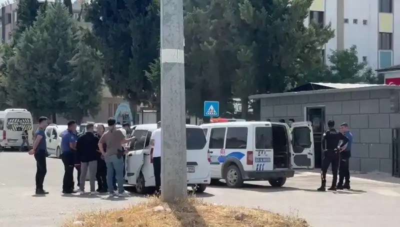 Adliye Önünde Gerilim: İki Aile Arasında Çıkan Kavga Büyüdü!