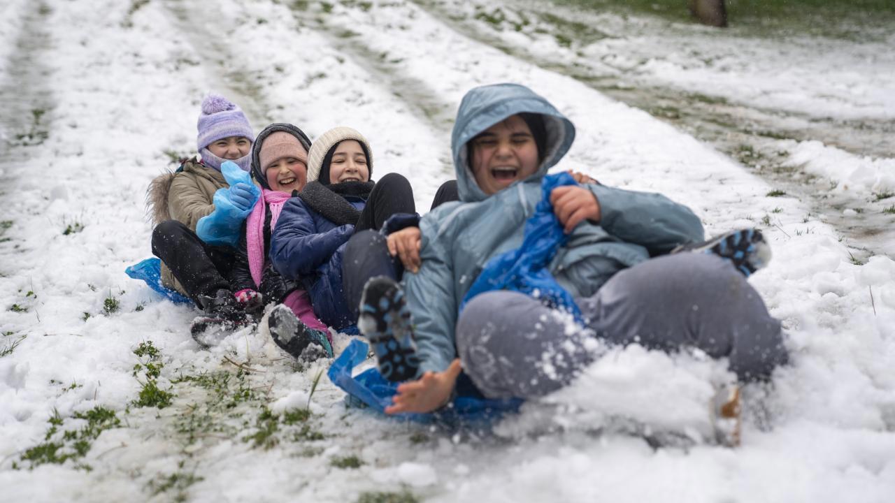 İstanbul'da beklenen kar yağışı sebebiyle yarın okullar tatil edildi.