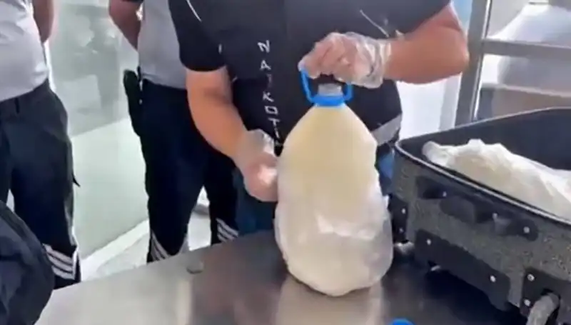 Havalimanında Sır Dolu Süt Şişesi İçinde 12 Kilo Uyuşturucu Ele Geçirildi