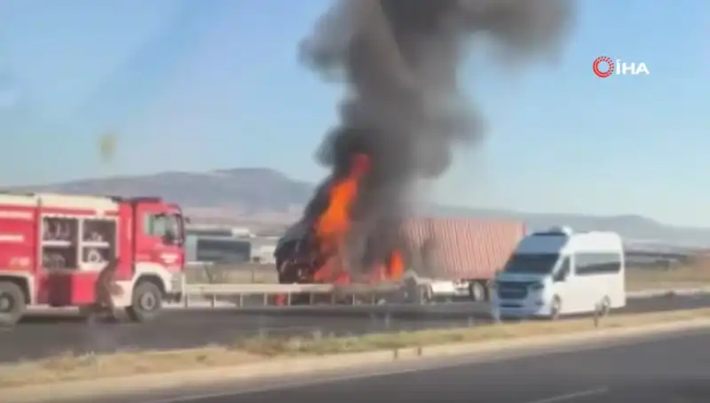 Ankara'da TIR Kazası: Alevler İçinde Kalan Araç Zemin Yok Etti!