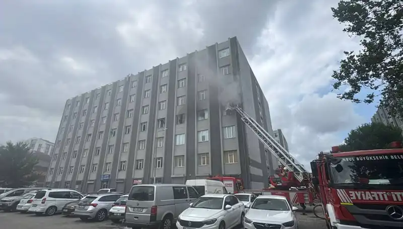 Çorap İmalathanesinde Korkutan Yangın: Maddi Hasar ve Sebepler Araştırılıyor